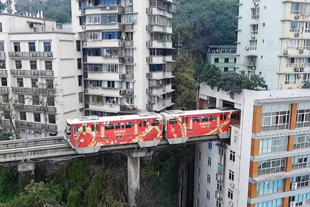 JEDNOM ČUDO: Kroz zgradu prolaze vozovi (VIDEO)